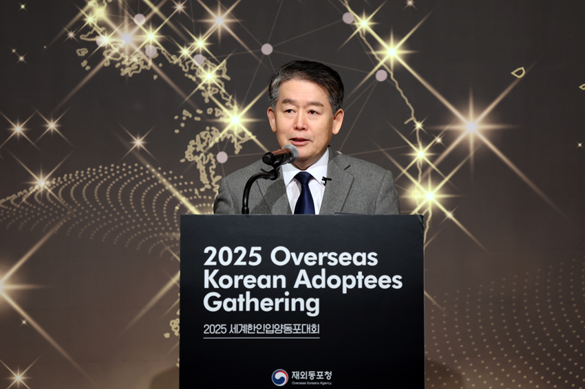 2025 세계한인입양동포대회에서 개회사하는 김경협 재외동포청장.png