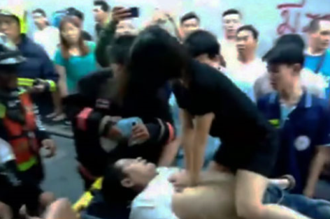 '초미니 스커트' 입고 심폐소생술 ... 네티즌 물매