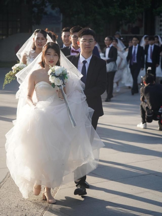 中 난징 15쌍의 '백의천사' 단체혼례식 거행