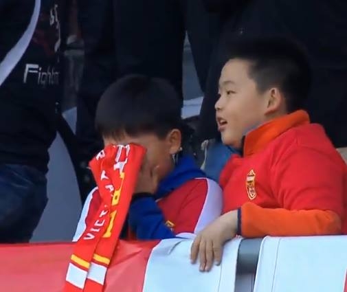 [미니칼럼] 꼬마 축구팬의 눈물