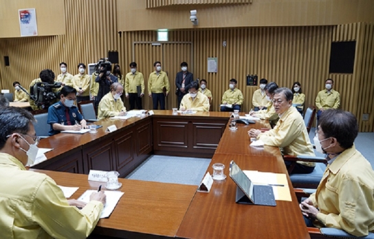 문 대통령 “방역방해에 엄정 법집행…필요시 현행범 체포·구속영장 청구”