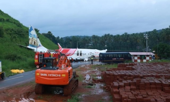 인도 여객기 착륙 사고로 두동강… 18명 사망