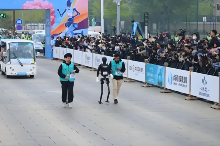 머스크 “로봇 경쟁, 중국이 다 가져갈 수도”