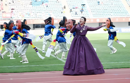 축구 열기와 조선족 전통문화가 어우러진 무대