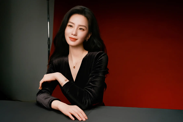 ‘고요한 미소의 여신’…류시시, 우아한 흑색 드레스로 또 한 번 매혹