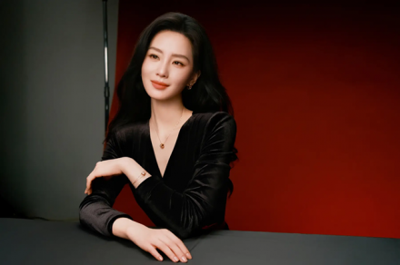 ‘고요한 미소의 여신’…류시시, 우아한 흑색 드레스로 또 한 번 매혹