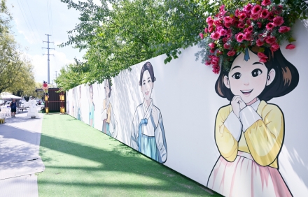 [르포] 연길 조선족 민속원 미식거리, ‘꽃소녀 벽화’와 함께 흥겨운 여름밤