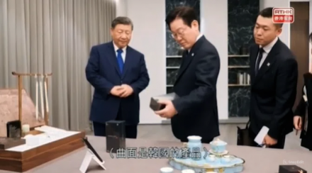 시진핑, 이재명에 샤오미 스마트폰 선물…“백도어 확인해보라” 농담