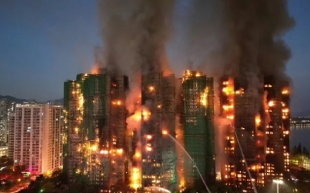 홍콩 공공주택 대형 화재…13명 사망·소방관 추락 순직 충격