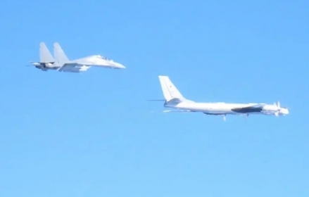 중·러, 폭격기·항모로 오키나와 ‘완전 포위’… 일본 지도부, ‘공포의 하루’