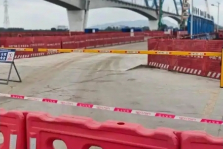 차단 없는 공사 통로로 진입… 中 광저우 일가족 5명 차량 추락사