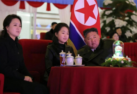 김정은, 평양 새해맞이 행사 참석…대외 메시지 없이 ‘내부 결속’ 강조