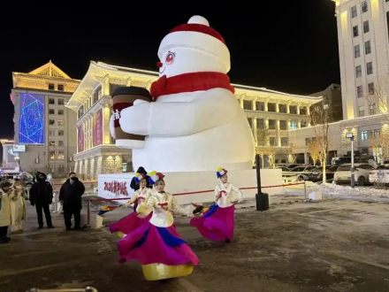 연길 밤 밝힌 12m ‘대형 눈사람’…빙설 관광 새 랜드마크로