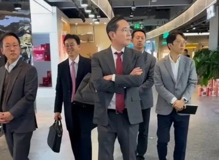 이재용 삼성 회장, 베이징서 ‘소탈한 일상’ 포착…조끼 차림으로 쇼핑