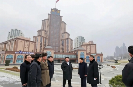 김정은, 평양 ‘1만 세대 주택’ 현장 시찰… “5년 노력 결실”