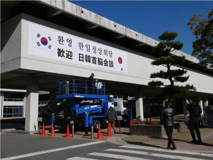 정상회담 열린 나라, 시민 환영 속 경찰 수천 명 경계