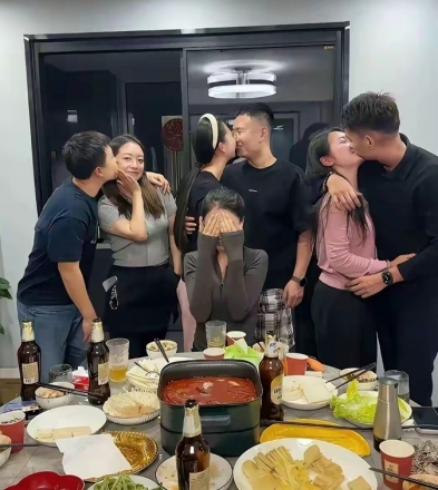 웃음 뒤에 남은 불편함, 동창모임의 민낯