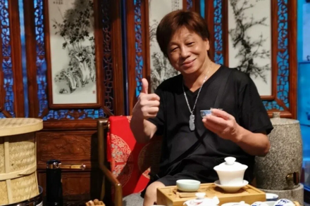 무술배우 양소룡 영면… 선전서 장례식, 진혜민 지팡이 짚고 배웅·주성치 화환