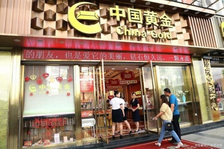 “중국발 ‘금 러시’…금값 사상 최고치 경신, 안전자산 쏠림 가속”