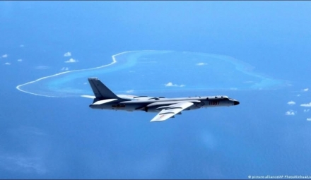 남중국해 긴장 고조… 中 폭격기 편대, 菲 설정 훈련구역 관통