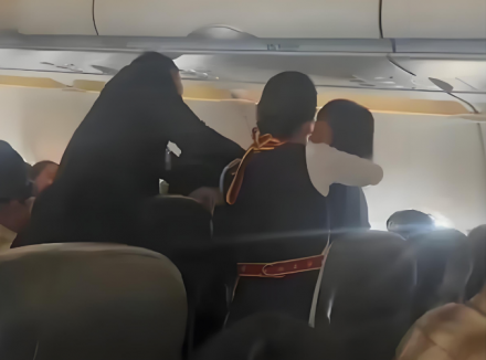 中 승객 2명,  만 미터 상공에서 몸싸움