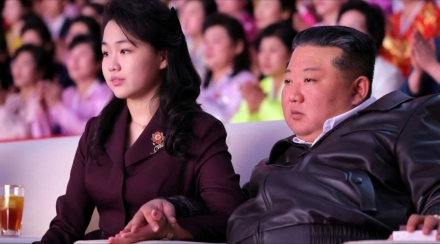 평양 공연장 함께한 김정은·김주애… 북한 권력 상징 재확인