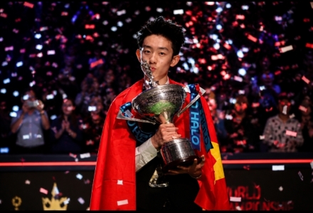 中 신예 우이저, 스누커 세계선수권 제패… 헨드리도 축하