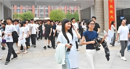 1290만 명의 도전, 320억 위안의 시장…中 '가오카오 경제' 후끈
