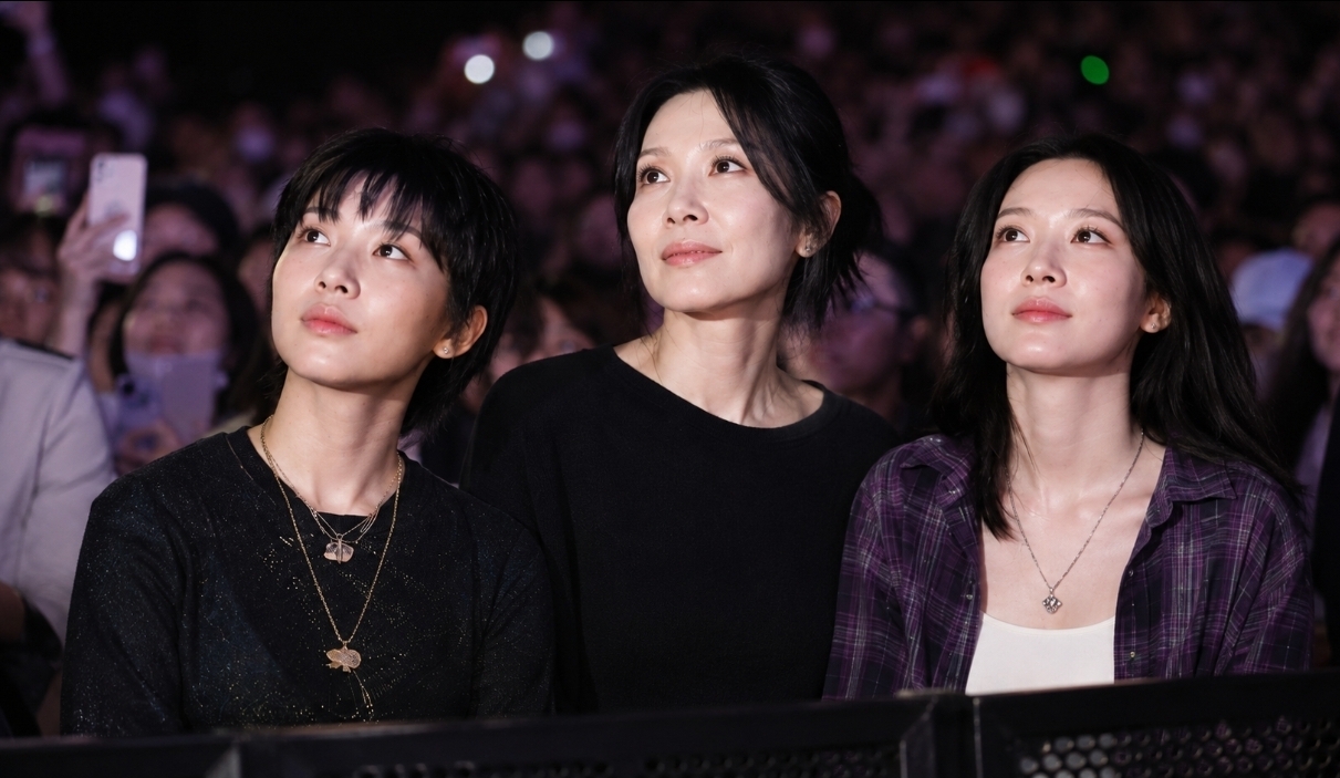 왕페이 모녀 셋 ‘깜짝 포착’…딸 공연 보러 음악제 찾은 中톱스타