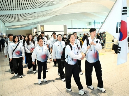태극기 들고 입국 못한 한국 선수단…나고야 AG 개막 전부터 잡음