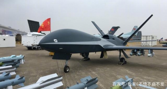中, 고고도 무인정찰기(WJ-700) 첫 시험비행에 성공