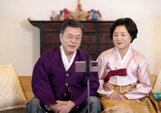 문재인 대통령·김정숙 여사, 설 명절을 맞아 국민께 새해 인사