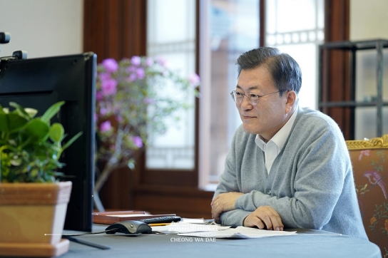 문재인 대통령, 설 연휴 첫날 국민과 영상 통화로 소통