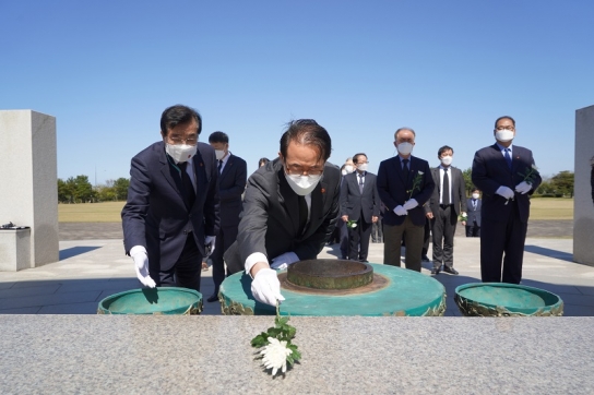 재외동포재단 임직원, 제주 4.3 평화공원 참배