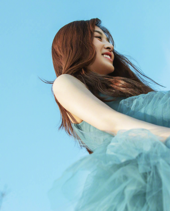 '달콤한 요정' 장함운, 파란 드레스 입고 여신미 발산