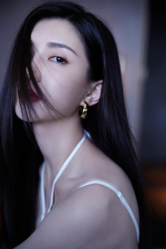 장수잉, 하얀 서스펜더 스커트로 드러낸 ‘완벽 청순미’