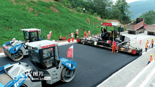 中 쓰촨, 무인 자동화 도로포장 장비로 고속도로 건설