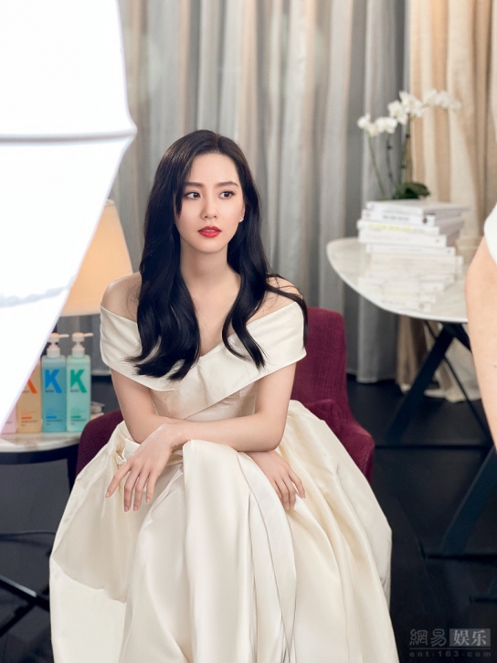 류시시, 화이트 드레스 입고 여신미 물씬