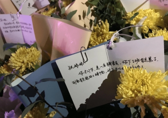 中 정저우 지하철 침수 희생자 기리는 시민들