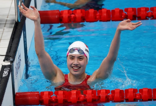中 장위페이 올림픽 기록 경신, 여자 접영 200m 금메달 획득