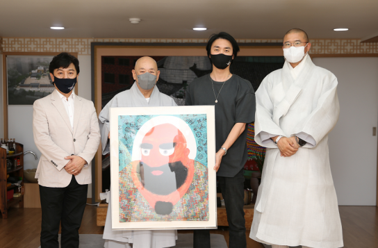 EDM 아티스트 배드보스, 조계사에 자신의 팝아트 달마 기증 화제