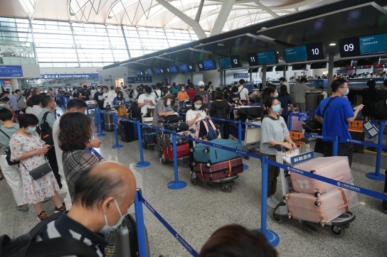 푸둥공항, 美 유학생 체크인 대기 행렬 천 미터…항공권 가격 급등