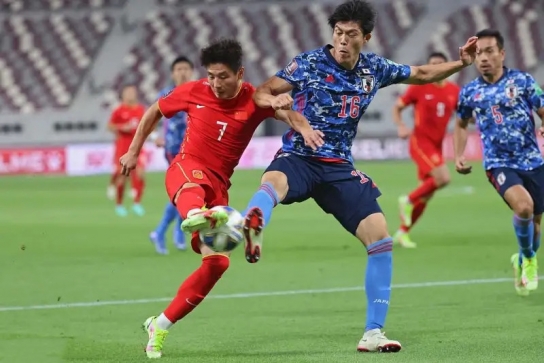 중국, 일본에 0-1패배...‘수비수 10인’ 상대 '기절'