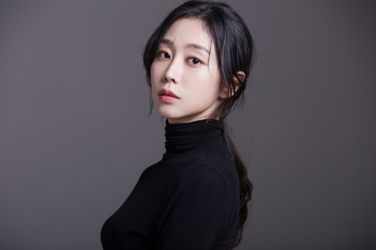 서지수, 한승윤 뮤직비디오 ‘Lovender’ 출연...시니컬한 매력 과시