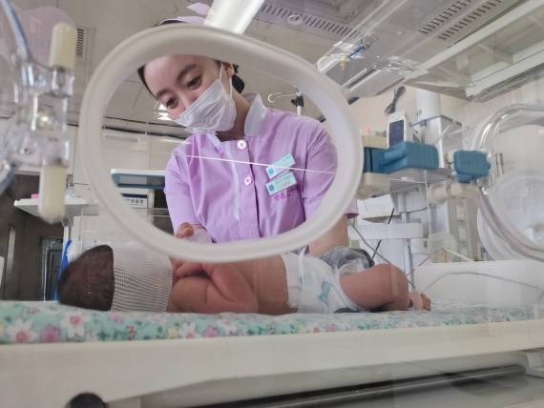 中, 신생아 돌보는 ‘대리엄마’ 각광
