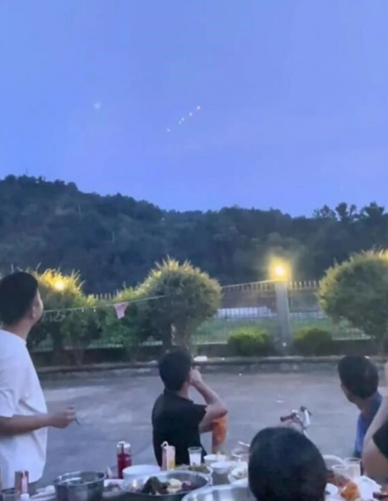 中 저장 타이저우 밤하늘에 나타난 비행체의 정체는?
