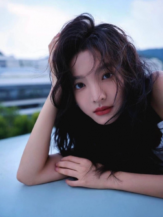 장뤄난, 여름 화보 공개‥부드러운 여성미로 남심 저격
