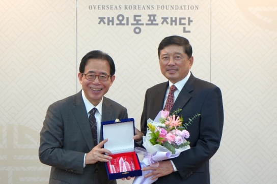 북경조선족기업가협회 김의진 명예회장, 재외동포재단에 재중동포 관련 희귀 도서 670권 기증