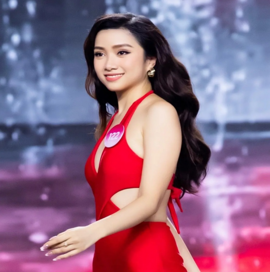 2022년 미스 베트남 참가자들, 수영복 대회 결승전에서 실력 뽐내