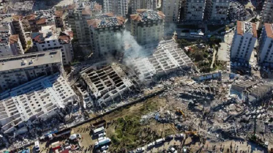 터키, 아파트 잔해에 800명 매몰‥돈 들고 도망가던 개발업자 체포